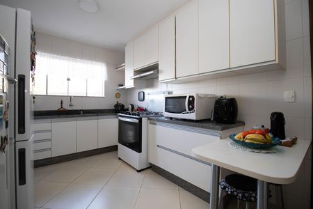 Casa de condomínio à venda com 350m², 5 quartos e 2 vagasCozinha