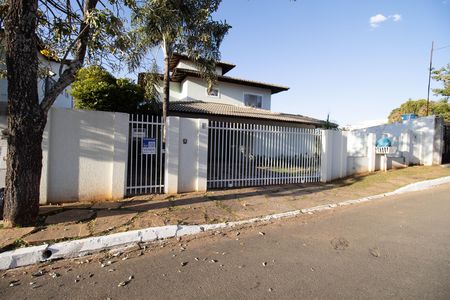 Casa de condomínio à venda com 350m², 5 quartos e 2 vagasFachada
