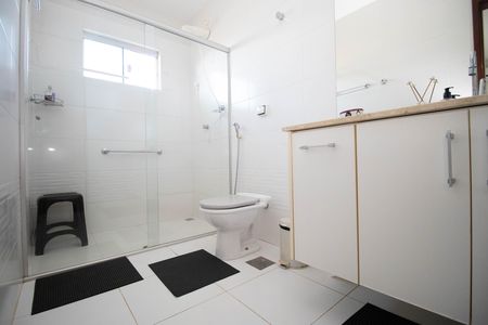 Casa de condomínio à venda com 350m², 5 quartos e 2 vagasBanheiro da Suíte 1