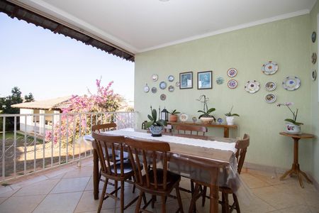 Casa de condomínio à venda com 350m², 5 quartos e 2 vagasVaranda