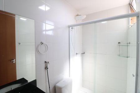 Banheiro do Quarto 2 de apartamento para alugar com 2 quartos, 58m² em Gávea, Uberlândia