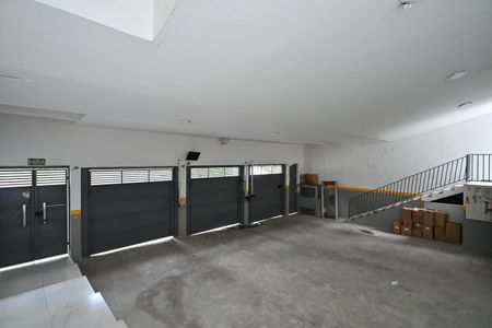 Garagem de casa para alugar com 6 quartos, 690m² em Jardim Vitoria Regia (zona Oeste), São Paulo