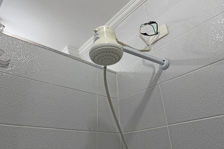 Banheiro de kitnet/studio para alugar com 1 quarto, 20m² em Boqueirão, Santos
