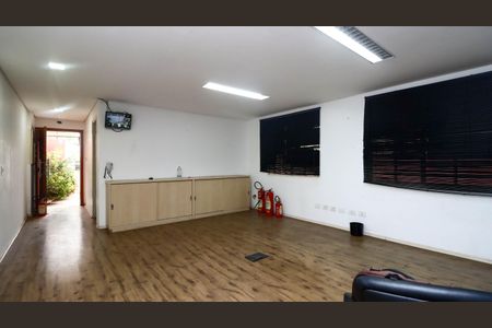 Casa à venda com 8 quartos, 269m² em Vila Ernesto, São Paulo
