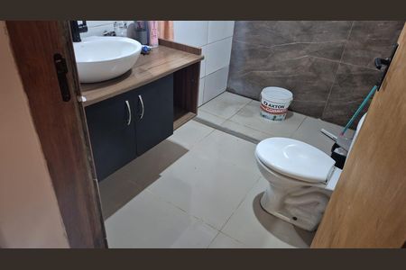Banheiro de casa de condomínio à venda com 2 quartos, 80m² em Belém Velho, Porto Alegre