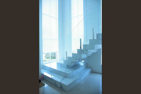 Casa de condomínio para alugar com 235m², 2 quartos e 4 vagas Casa de condomínio para alugar com 235m², 2 quartos e 4 vagasEscada