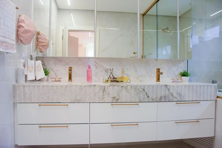 Casa de condomínio para alugar com 235m², 2 quartos e 4 vagas Casa de condomínio para alugar com 235m², 2 quartos e 4 vagasBanheiro da suíte