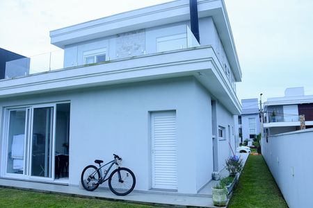 Casa de condomínio para alugar com 235m², 2 quartos e 4 vagas Casa de condomínio para alugar com 235m², 2 quartos e 4 vagasFundo e lateral