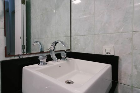Apartamento à venda com 57m², 2 quartos e 1 vaga Apartamento à venda com 57m², 2 quartos e 1 vagaBanheiro