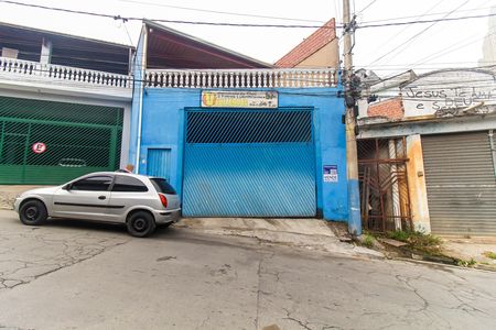 Casa à venda com 214m², 2 quartos e 4 vagas Casa à venda com 214m², 2 quartos e 4 vagasFachada + Placa