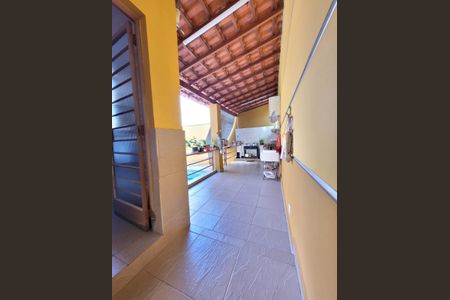 Casa à venda com 180m², 3 quartos e 2 vagas Casa à venda com 180m², 3 quartos e 2 vagasÁrea externa