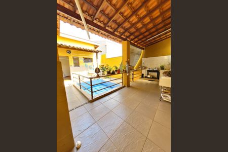 Casa à venda com 180m², 3 quartos e 2 vagas Casa à venda com 180m², 3 quartos e 2 vagasÁrea externa