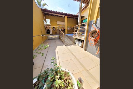 Casa à venda com 180m², 3 quartos e 2 vagas Casa à venda com 180m², 3 quartos e 2 vagasÁrea externa