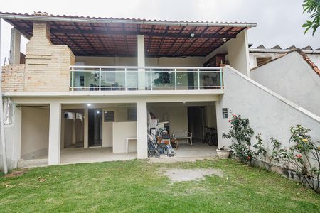 Casa à venda com 300m², 4 quartos e 3 vagas Casa à venda com 300m², 4 quartos e 3 vagasVista dos fundos
