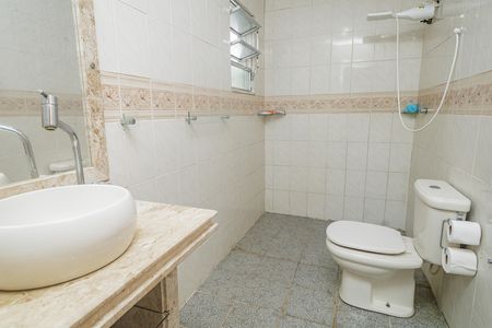 Casa à venda com 300m², 4 quartos e 3 vagas Casa à venda com 300m², 4 quartos e 3 vagasBanheiro 1 (casa sobrado)