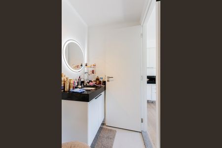 Banheiro de kitnet/studio à venda com 1 quarto, 27m² em Pinheiros, São Paulo
