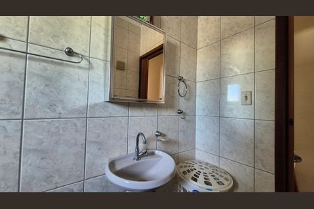 Casa à venda com 304m², 3 quartos e 3 vagasBanheiro - Fundos