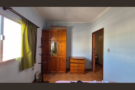 Casa à venda com 304m², 3 quartos e 3 vagasQuarto - Fundos