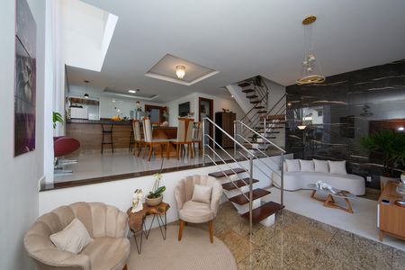 Casa à venda com 4 quartos, 272m² em Santa Lúcia, Belo Horizonte