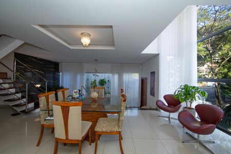 Casa à venda com 4 quartos, 272m² em Santa Lúcia, Belo Horizonte