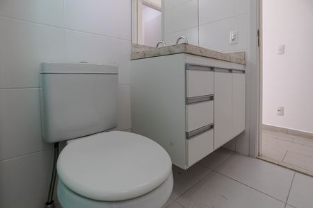 Apartamento para alugar com 70m², 2 quartos e 2 vagas Apartamento para alugar com 70m², 2 quartos e 2 vagasBanheiro
