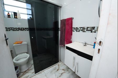 Banheiro social de apartamento à venda com 2 quartos, 60m² em Diamante, Belo Horizonte