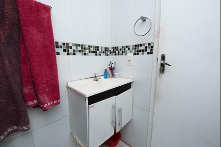 Banheiro de apartamento à venda com 2 quartos, 60m² em Diamante, Belo Horizonte