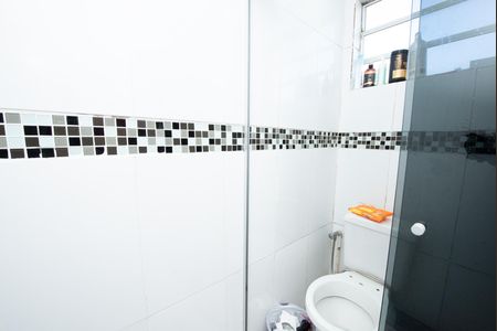 Banheiro social de apartamento à venda com 2 quartos, 60m² em Diamante, Belo Horizonte