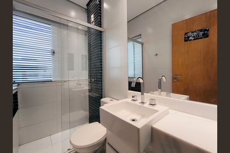 Casa de condomínio para alugar com 470m², 5 quartos e 10 vagas Casa de condomínio para alugar com 470m², 5 quartos e 10 vagasBanheiro da Suíte 4