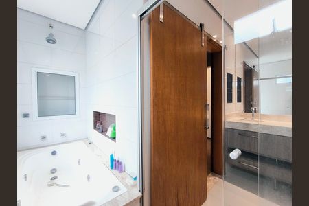 Casa de condomínio para alugar com 470m², 5 quartos e 10 vagas Casa de condomínio para alugar com 470m², 5 quartos e 10 vagasBanheiro da Suíte 1