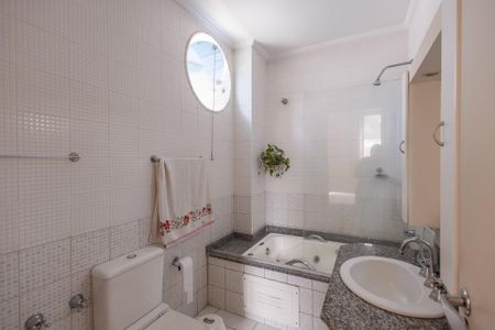 Apartamento para alugar com 168m², 4 quartos e 2 vagas Apartamento para alugar com 168m², 4 quartos e 2 vagasBanheiro da Suíte 1