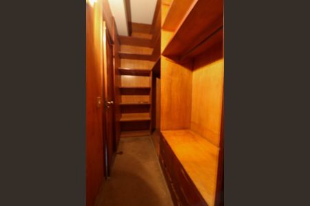 Casa para alugar com 10m², 7 quartos e 6 vagas Casa para alugar com 10m², 7 quartos e 6 vagasCloset do quarto 2