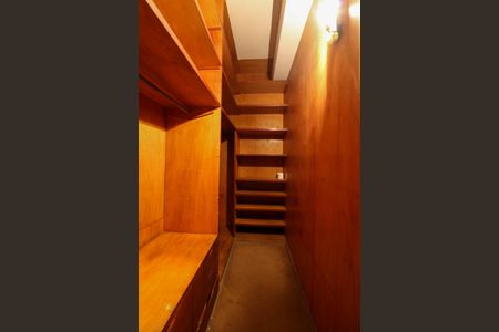 Casa para alugar com 10m², 7 quartos e 6 vagas Casa para alugar com 10m², 7 quartos e 6 vagasCloset do quarto 2
