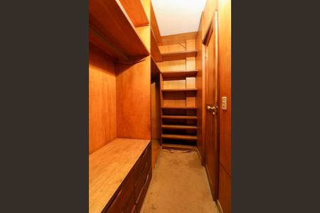 Casa para alugar com 10m², 7 quartos e 6 vagas Casa para alugar com 10m², 7 quartos e 6 vagasCloset do quarto 3