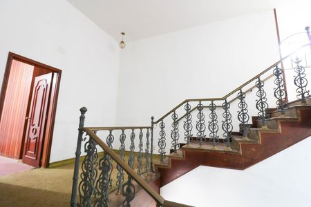 Casa para alugar com 10m², 7 quartos e 6 vagas Casa para alugar com 10m², 7 quartos e 6 vagasEscada