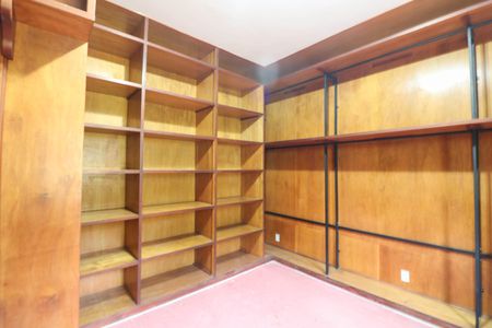 Casa para alugar com 10m², 7 quartos e 6 vagas Casa para alugar com 10m², 7 quartos e 6 vagasCloset da suíte