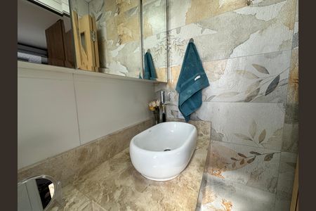 Banheiro de apartamento para alugar com 1 quarto, 50m² em Jardim Tupanci, Barueri