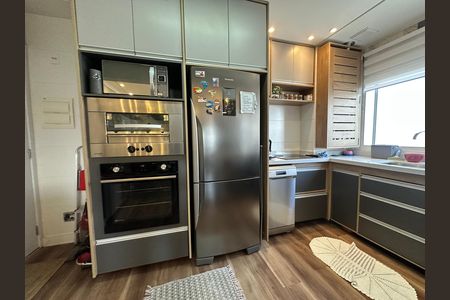 Cozinha de apartamento para alugar com 1 quarto, 50m² em Jardim Tupanci, Barueri