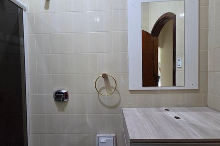 Banheiro de casa para alugar com 3 quartos, 250m² em Guilhermina, Praia Grande