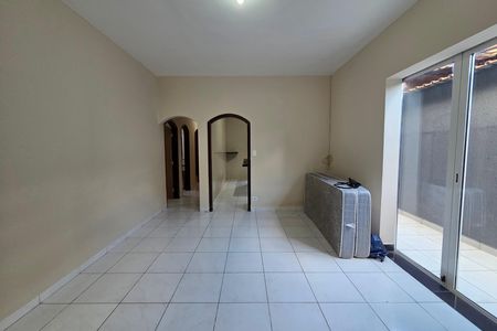 Casa para alugar com 250m², 3 quartos e 4 vagas Casa para alugar com 250m², 3 quartos e 4 vagasSala
