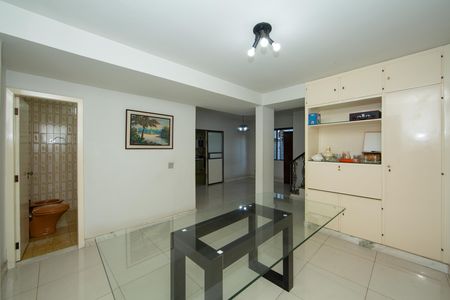 Casa para alugar com 325m², 4 quartos e 5 vagas Casa para alugar com 325m², 4 quartos e 5 vagasSALA