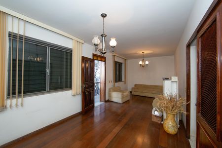 Casa para alugar com 4 quartos, 325m² em Serra, Belo Horizonte