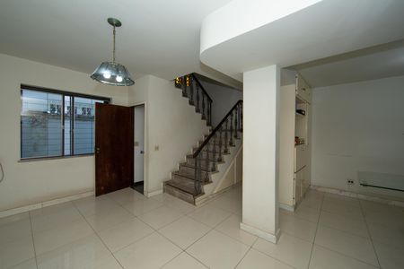 Casa para alugar com 325m², 4 quartos e 5 vagas Casa para alugar com 325m², 4 quartos e 5 vagasSALA