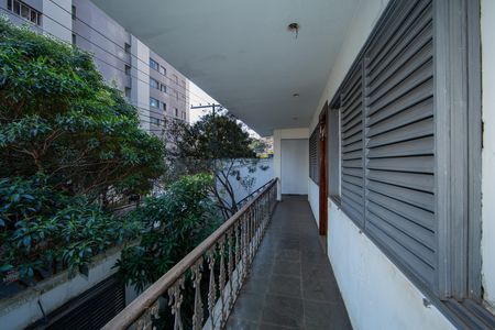 VARANDA de casa para alugar com 4 quartos, 325m² em Serra, Belo Horizonte
