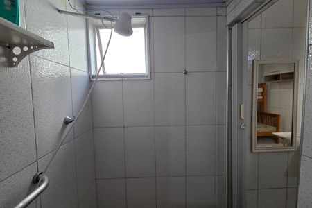 Banheiro de kitnet/studio para alugar com 1 quarto, 22m² em Cidade Ocian, Praia Grande