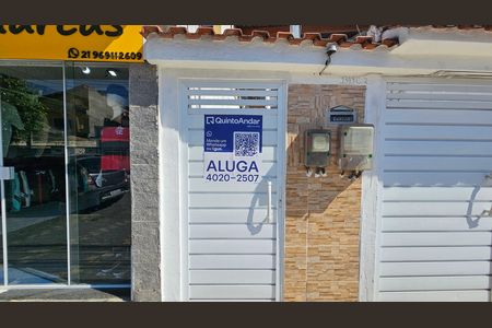 Fachada  de casa para alugar com 2 quartos, 80m² em Centro, Nilópolis