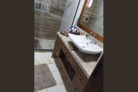 Banheiro de casa à venda com 3 quartos, 110m² em Matapaca, Niterói