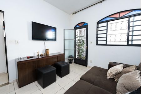 Sala de casa para alugar com 2 quartos, 100m² em Santa Helena, Belo Horizonte
