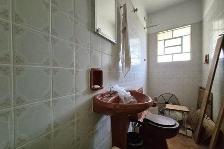 Banheiro da edícula de casa à venda com 3 quartos, 95m² em Jardim do Trevo, Campinas