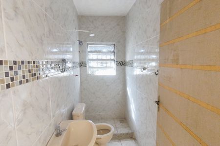 Banheiro social de apartamento para alugar com 1 quarto, 55m² em Engenho do Porto, Duque de Caxias